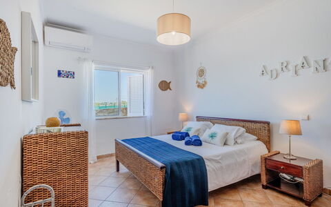 Casa Do Sol: Mobilia, Camera Da Letto, Pavimento, Letto, Casa, Appartamento, Telaio Del Letto, Bedding, Lenzuolo, Soffitto