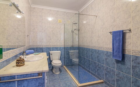 Casa Do Sol: Costruzione, Idraulico Fixture, Soffione Doccia, Casa, Interior Design, Pavimentazione, Pavimento, Porta, Doccia, Bagno