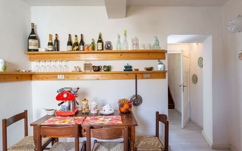Casa Alice: Camera, Mensola, Mobilia, Proprietà, Interior Design, Casa, Cucina, Scaffalature, Costruzione, Pavimento