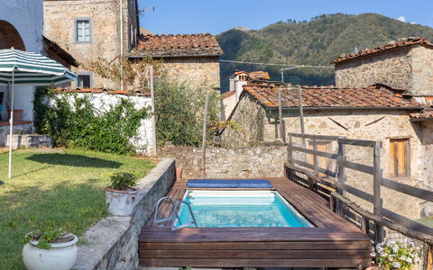 Casa Alice: Proprietà, Blu, Piscina, Casa, Costruzione, Azzurro, Vacanza, Immobiliare, Estate, Albero