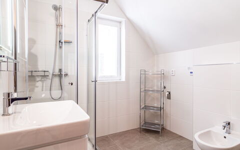 Lakeside Village 28 (+ Sauna): Costruzione, Idraulico Fixture, Vasca Da Bagno, Bianca, Finestra, Bagno, Soffione Doccia, Rubinetto, Interior Design