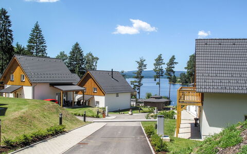 Lakeside Village 11: Pianta, Nube, Cielo, Costruzione, Proprietà, Casa, Albero, Manto Stradale, Finestra, Lotto