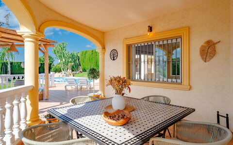 Hawaii: Mobilia, Interior Design, Sedia, Tavolo, Pavimentazione, Cucina & Sala Da Pranzo Tavolo, Pavimento, Ricorrere, Sala Da Pranzo, Soffitto