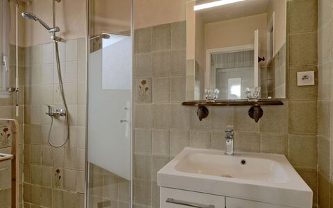 Le Clos Er Bert: Idraulico Fixture, Specchio, Rubinetto, Lavello, Proprietà, Soffione Doccia, Bagno, Lavandino Del Bagno, Doccia