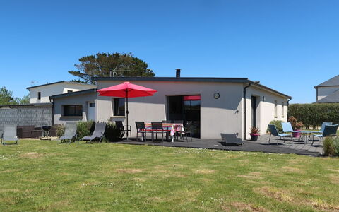Ty Amiets: Cielo, Costruzione, Finestra, Pianta, Lotto, Porta, Albero, Erba, Casa, Paesaggio