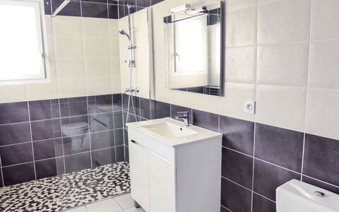 Philibert: Bagno, Proprietà, Camera, Piastrella, Interior Design, Parete, Pavimento, Architettura, Immobiliare, Costruzione