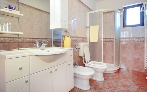 Stari Brist: Bagno, Camera, Proprietà, Interior Design, Immobiliare, Giallo, Casa, Lavello, Mobilia, Pavimento
