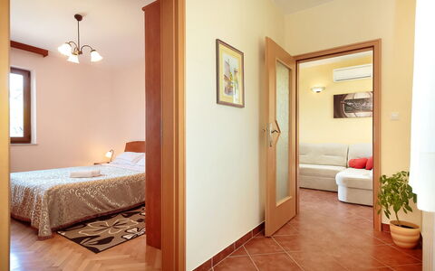 Stari Brist: Camera, Mobilia, Proprietà, Letto, Camera Da Letto, Interior Design, Pavimento, Costruzione, Parete, Lenzuolo