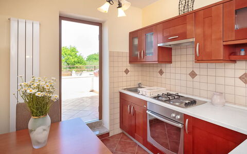 Stari Brist: Controsoffitto, Camera, Proprietà, Cabinetry, Mobilia, Cucina, Costruzione, Interior Design, Lavello, Immobiliare