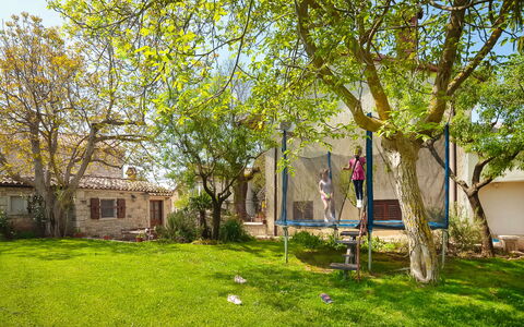 Stari Brist: Albero, Proprietà, Casa, Casa, Erba, Cortile, Primavera, Immobiliare, Prato, Woody Impianto