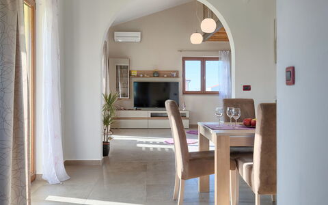 Linden Tree: Camera, Proprietà, Costruzione, Mobilia, Interior Design, Casa, Arco, Tavolo, Architettura, Pavimento