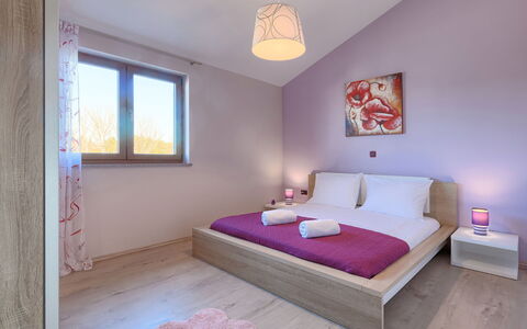 Linden Tree: Camera Da Letto, Mobilia, Camera, Letto, Proprietà, Interior Design, Rosa, Lenzuolo, Telaio Del Letto, Soffitto