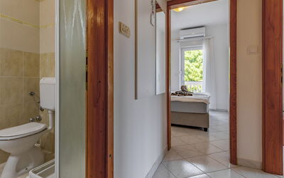 Apartment Rok 5 110.16: Proprietà, Interior Design, Legna, Bagno, Architettura, Finestra, Costruzione, Pavimento, Pavimentazione