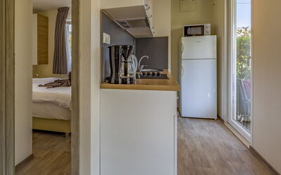 Mobile Home Superior 110.9: Costruzione, Legna, Pavimentazione, Sala, Interior Design, Pavimento, Cabinetry, Immobiliare, Latifoglie, Soggiorno