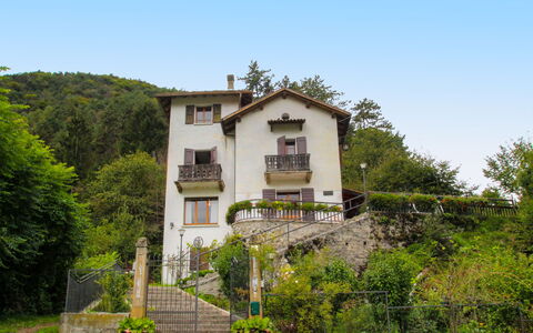 Gemma: Pianta, Cielo, Finestra, Costruzione, Albero, Lotto, Villetta, Casa, Erba, Area Rurale
