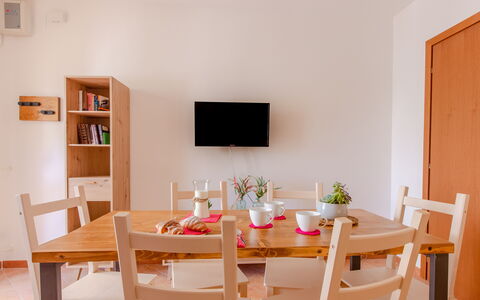 Villa Orchidea: Camera, Sala Da Pranzo, Mobilia, Proprietà, Tavolo, Interior Design, Casa, Costruzione, Pesca, Sedia
