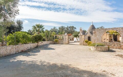 Trullo Suenn Con Piscina: Proprietà, Cielo, Parete, Costruzione, Lotto, Immobiliare, Casa, Albero, Estate, Paesaggio