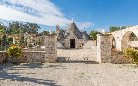 Trullo Suenn Con Piscina: Proprietà, Costruzione, Parete, Casa, Cielo, Immobiliare, Architettura, Villaggio, Vacanza, Area Rurale