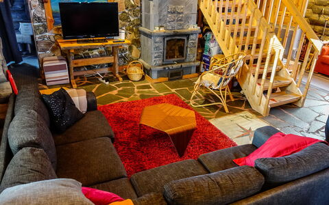 Teeritaivas: Mobilia, Legna, Divano, Soggiorno, Interior Design, Pavimentazione, Illuminazione, Pavimento, Camera