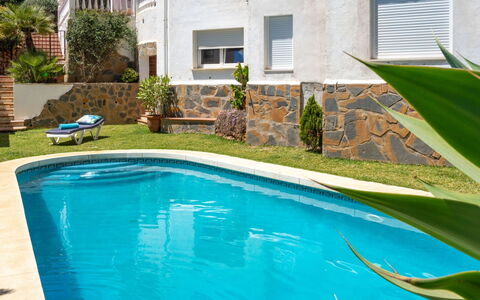 Villa Juna: Acqua, Pianta, Finestra, Costruzione, Azzurro, Piscina, Corpo D'Acqua, Erba, Tempo Libero, Paesaggio
