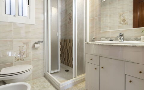 Domingo: Bagno, Proprietà, Camera, Piastrella, Rubinetto, Interior Design, Parete, Pavimento, Bagno Accessorio, Idraulico Fixture