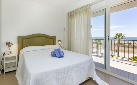 Torremar Alex: Mobilia, Legna, Pavimento, Pavimentazione, Camera Da Letto, Interior Design, Letto, Soffitto, Lenzuolo, Bedding