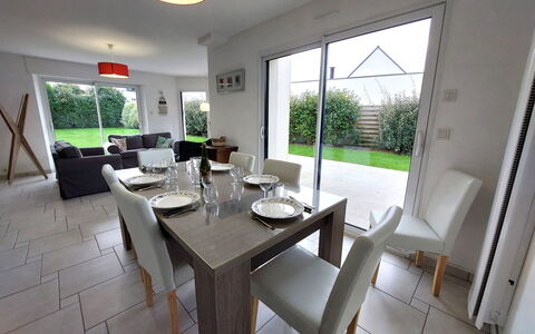 Golf de Bretagne: Tavolo, Mobilia, Finestra, Sedia, Pianta, Interior Design, Legna, Pavimento, Costruzione