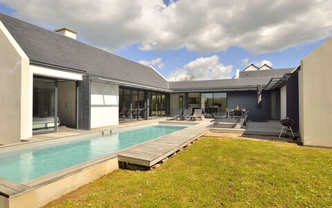 Villa Noalou: Nube, Cielo, Piscina, Costruzione, Lotto, Shade, Erba, Acqua, Casa, Zona Residenziale