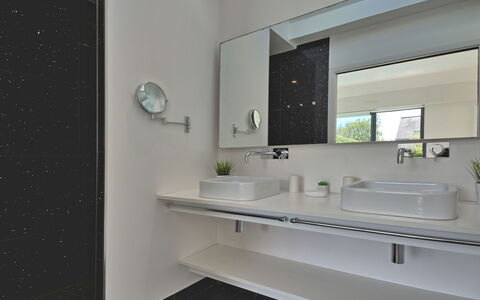 Villa Noalou: Specchio, Rubinetto, Idraulico Fixture, Lavello, Lavandino Del Bagno, Costruzione, Bagno, Mobiletto Del Bagno, Interior Design