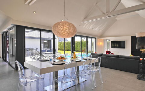 Villa Noalou: Tavolo, Mobilia, Proprietà, Controsoffitto, Cucina, Divano, Legna, Interior Design, Sedia, Pavimento