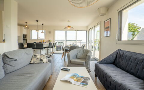 Les Dunes: Tavolo, Divano, Mobilia, Comfort, Azzurro, Finestra, Interior Design, Costruzione, Soggiorno, Cuscino