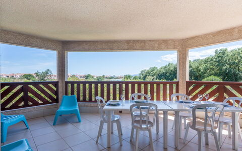 Presqu'île de la Lagune: Tavolo, Mobilia, Cielo, Proprietà, Shade, Tavolo Esterno, Pianta, Albero, Mobili Da Esterno, Sedia