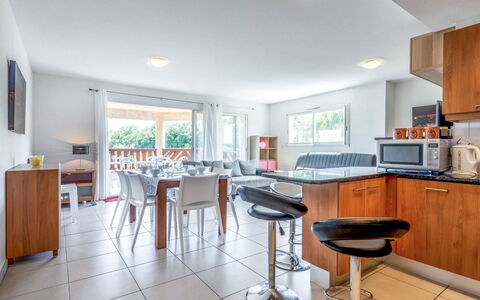 Presqu'île de la Lagune: Proprietà, Mobilia, Tavolo, Cabinetry, Controsoffitto, Elettrodomestico Da Cucina, Interior Design, Illuminazione, Cucina, Legna