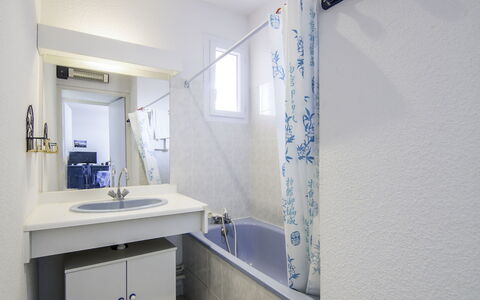 Port Camargue 330: Proprietà, Camera, Bagno, Costruzione, Parete, Casa, Interior Design, Immobiliare, Architettura, Piastrella