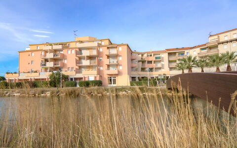 Port Camargue 330: Cielo, Costruzione, Pianta, Nube, Azzurro, Finestra, Lotto, Palazzone, Condominio, Albero