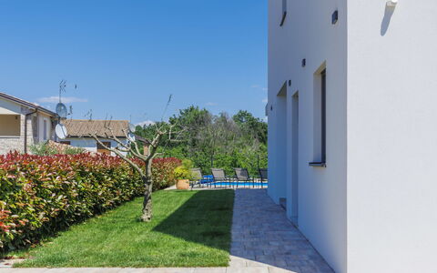 Villa Isabela: Pianta, Cielo, Costruzione, Finestra, Lotto, Fiore, Urban Design, Manto Stradale, Erba, Facciata