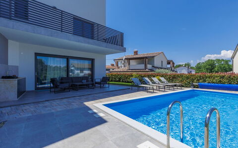 Villa Isabela: Acqua, Cielo, Pianta, Piscina, Costruzione, Shade, Casa, Mobili Da Esterno, Immobiliare, Tempo Libero