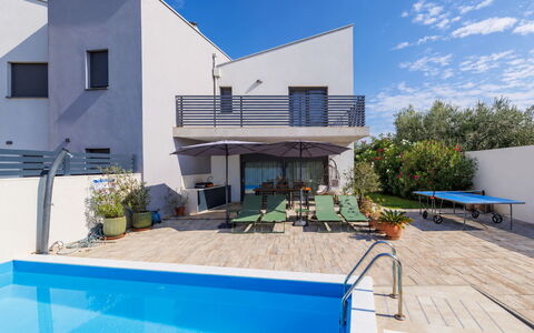 Villa Leonardo: Piscina, Zona Residenziale, Casa, Materiale Composito, Shade, Mobili Da Esterno, Estate, Ombrello, Ricorrere, Villa