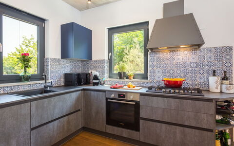 Villa Leonardo: Cielo, Tavolo, Mobilia, Giorno, Proprietà, Pianta, Montagna, Azzurro, Sedia, Natura