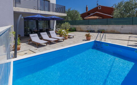 Villa Leonardo: Acqua, Proprietà, Piscina, Cielo, Pianta, Azzurro, Blu, Shade, Mobili Da Esterno, Corpo D'Acqua