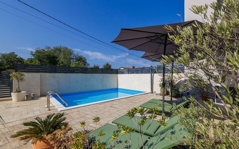 Villa Leonardo: Piscina, Materiale Composito, Appartamento, Shade, Ricorrere, Mobili Da Esterno, Eco Hotel, Piastrella, Landscaping, Cortile