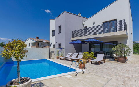 Villa Leonardo: Cielo, Pianta, Proprietà, Acqua, Costruzione, Piscina, Azzurro, Vaso Di Fiori, Shade, Mobili Da Esterno