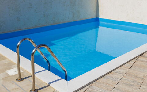 Villa Leonardo: Piscina, Blu, Pavimentazione, Pavimento, Materiale Composito, Piastrella, Shade, Design, Ricorrere, Mobili Da Esterno