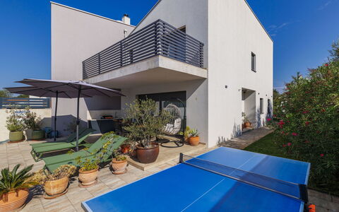 Villa Leonardo: Zona Residenziale, Casa, Shade, Appartamento, Balcone, Giardino, Landscaping, Estate, Cortile, Design