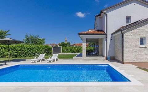 Villa Zirdum: Acqua, Pianta, Cielo, Giorno, Proprietà, Nube, Costruzione, Piscina, Blu, Azzurro