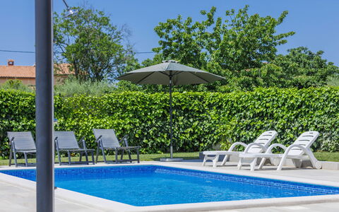Villa Zirdum: Acqua, Pianta, Cielo, Piscina, Azzurro, Natura, Costruzione, Mobili Da Esterno, Shade, Albero