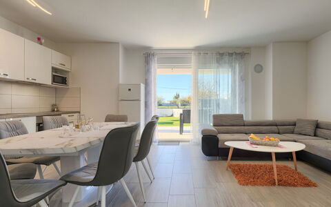 Villa Zirdum: Camera, Interior Design, Mobilia, Proprietà, Costruzione, Pavimento, Casa, Tavolo, Soffitto, Giallo