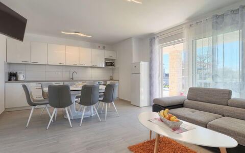Villa Zirdum: Camera, Mobilia, Proprietà, Interior Design, Costruzione, Soggiorno, Pavimento, Casa, Tavolo, Parete