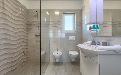 Villa Zirdum: Specchio, Lavello, Rubinetto, Idraulico Fixture, Proprietà, Lavandino Del Bagno, Bagno, Interior Design, Costruzione