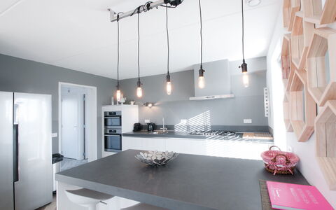 Oesterdam Resort: Camera, Bianca, Proprietà, Interior Design, Controsoffitto, Mobilia, Pavimento, Soffitto, Cucina, Costruzione